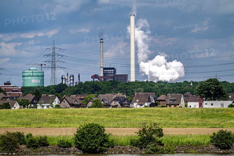Hüttenwerke Krupp-Mannesmann, HKM in Duisburg-Hüttenheim, 2 blast furnaces, coking plant, residential buildings in Duisburg-Mündelheim, Rhine near Krefeld-Ürdingen, Rhine, North Rhine-Westphalia, Germany, Europe