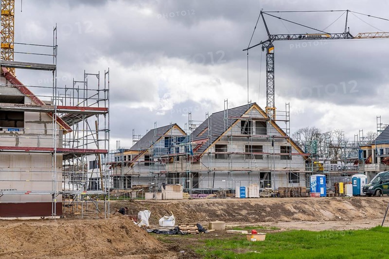 New development district, around 140 detached and semi-detached villas being built in the south of Duisburg, various property developers, still undeveloped land, shells, construction work, North Rhine-Westphalia, Germany, Europe