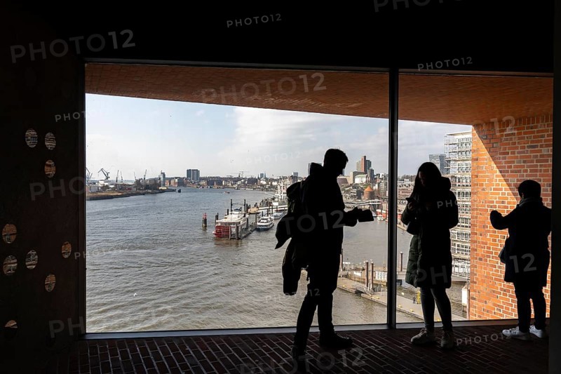 View from the visitor level of the Elbe Philharmonic Hall, tourists on the Elbe and Hamburg at the Landungsbrücken, Hamburg, Germany, Europe
