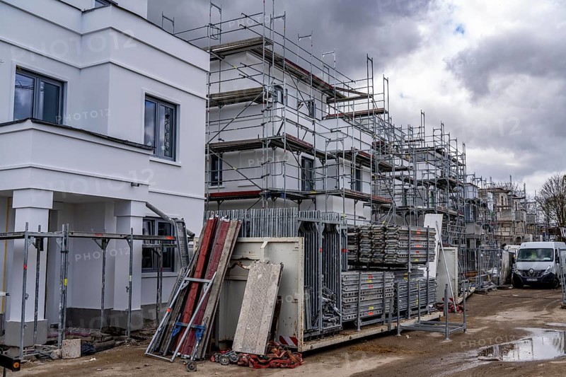 New development district, around 140 detached and semi-detached villas being built in the south of Duisburg, various property developers, shells, construction work, North Rhine-Westphalia, Germany, Europe