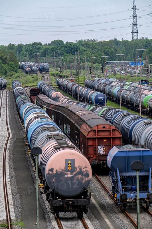 Gelsenkirchen Bismarck marshalling yard, goods trains are assembled and shunted here, tank wagons for transporting chemicals and mineral oil products, in the background the A42 motorway, Emscher expressway, North Rhine-Westphalia, Germany, Europe