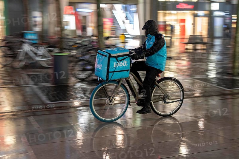 Wolt delivery service, bike couriers on the Zeil shopping street in Frankfurt am Main, waiting for new orders, Hesse, Germany, Europe