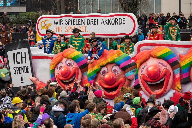 Rose Monday parade in Düsseldorf, themed floats of carnival societies and other participants in the street carnival, North Rhine-Westphalia, Germany, Europe