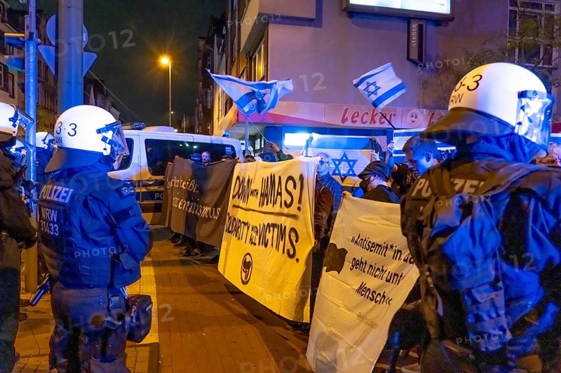 Counter-demonstration, solidarity with Israel, to the demonstration of pro-Palestinian activists in Duisburg-Hochfeld, around 110 demonstrators marched through the district and justified the attack of Hamas against Israel, Duisburg, North Rhine-Westphalia, Germany, Europe