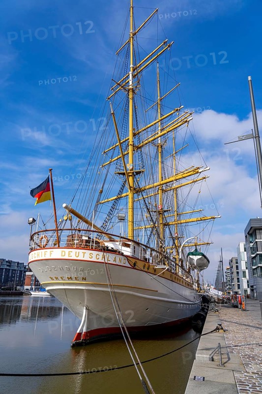 New harbour, harbour basin, harbour district, residential buildings, office buildings, marina and museum ships, training ship Germany, part of the Harbour Worlds, in Bremerhaven, Bremen, Germany, Europe