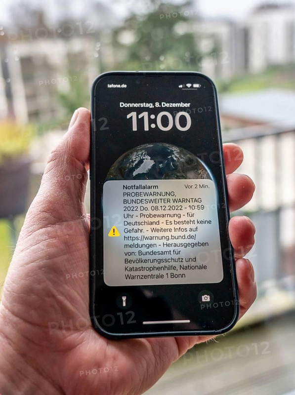 Warning day, 08.12.22 in Germany, first trial warning via cell broadcast, automatic alerting of the population in an emergency, via SMS to mobile phones, simultaneous siren test and information via the NINA warning app
