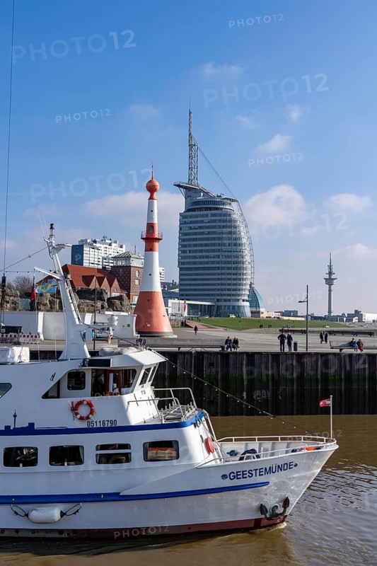 Skyline of Bremerhaven, Atlantic Sail City Hotel skyscraper, excursion boat Geestemünde, leaving the lock Neuer Hafen into the Weser, front light Bremerhaven, a red and white striped lighthouse, at Willy-Brandt-Platz, at the Seebäderkaje, Strandhalle, Bremen, Germany, Europe