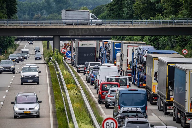 9 km long traffic jam on the A40 motorway heading east, between the Dutch border near Venlo, in front of the Wankum junction, due to roadworks, traffic routing to one lane, many trucks in traffic jam, North Rhine-Westphalia, Germany, Europe