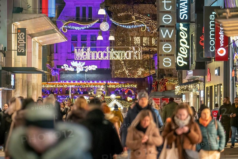 Pre-Christmas time in Dortmund, pedestrian zone, shopping street Westenhellweg, many people go shopping, North Rhine-Westphalia, Germany, Europe