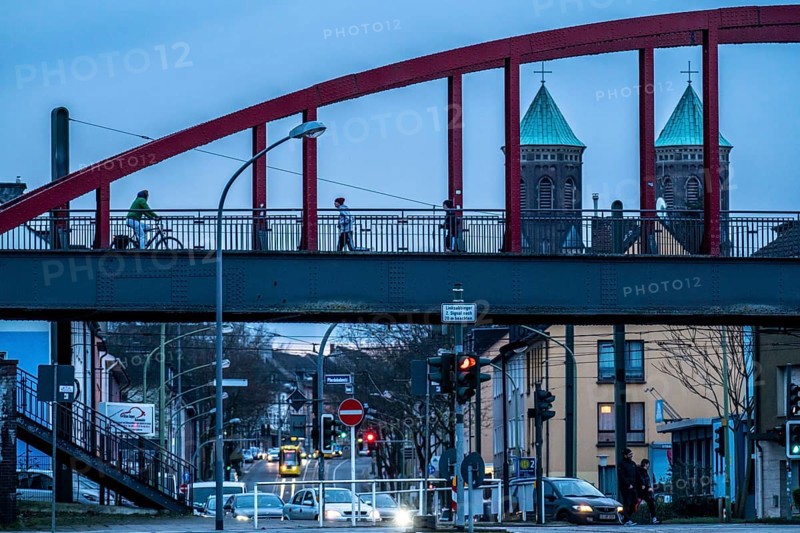 Former railway bridge, over Helenenstraße, in Essen Altendorf, part of the RS1 cycle highway, Church of the Assumption of the Virgin Mary, Essen, North Rhine-Westphalia, Germany, Europe