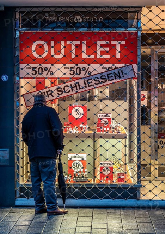The city centre of Gelsenkirchen, pedestrian zone, Bahnhofstraße, during the Corona crisis, lockdown in January 2021, closed shops and restaurants, jewellery shop closes, shops closed, few passers-by, Gelsenkirchen, North Rhine-Westphalia, Germany, Europe