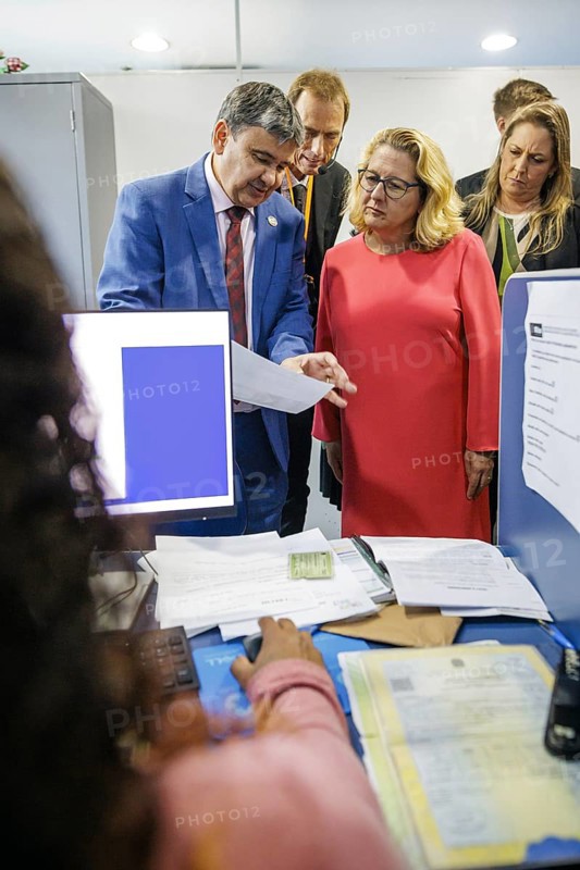 Svenja Schulze (SPD), Federal Minister for Economic Cooperation and Development, during a visit to the Social Aid Registration Centre (Centro Cadastro Unico) . Here with the Brazilian Minister for Social Development, Wellington Dias. Rio de Janeiro, 13.02.2013. Photographed on behalf of the Federal Ministry for Economic Cooperation and Development