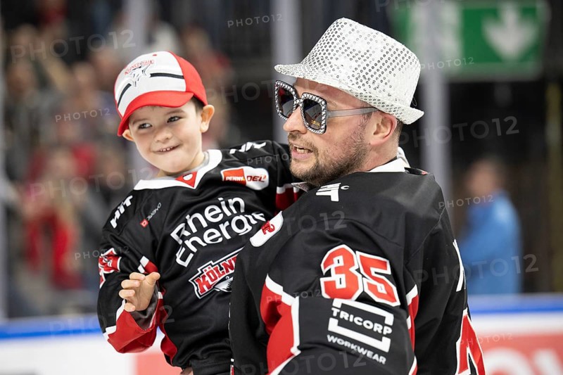 Laura Dick Cologne, LanxessArena, North Rhine-Westphalia, Julius Hudacek (Cologne Sharks, #35), PENNY DEL, Cologne Sharks- Lions Frankfurt on 30/12/2024 at the LanxessArena in Cologne Germany