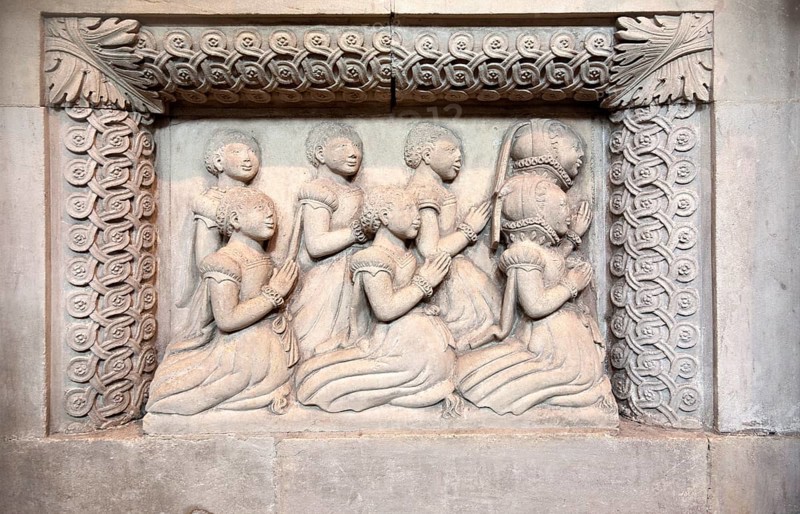 Effigies of female children on the Harman memorial monument dated 1569 in St John the Baptist church Burford, Oxfordshire, England, UK