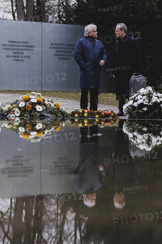 (L-R) Mehmet Daimagueler, Commissioner against Antiziganism in Germany, and Felix Klein, Federal Government Commissioner for Jewish Life in Germany and the Fight against Antisemitism, photographed during a commemoration ceremony at the Memorial to the Murdered Sinti and Roma in Berlin, 31 January 2024 / Photographed on behalf of the Federal Ministry for Women, Senior Citizens, Family and Youth