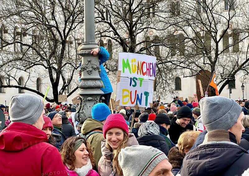 Sign Munich is colourful, crowd at the demonstration against right-wing extremism in front of the Siegestor in Munich, protest against the AFD, Munich, Bavaria, Germany, Europe