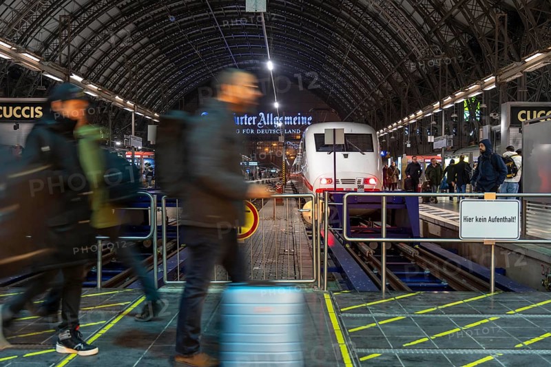 Frankfurt am Main main station, ICE train on platform, traveller, Hesse, Germany, Europe
