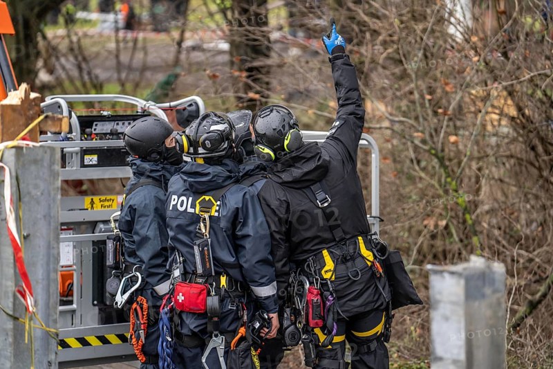 2nd day of the clearing of the hamlet Lützerath, by the police, of tree houses and huts, of climate activists, at the opencast lignite mine Garzweiler 2, Erkelenz, North Rhine-Westphalia, Germany, Europe