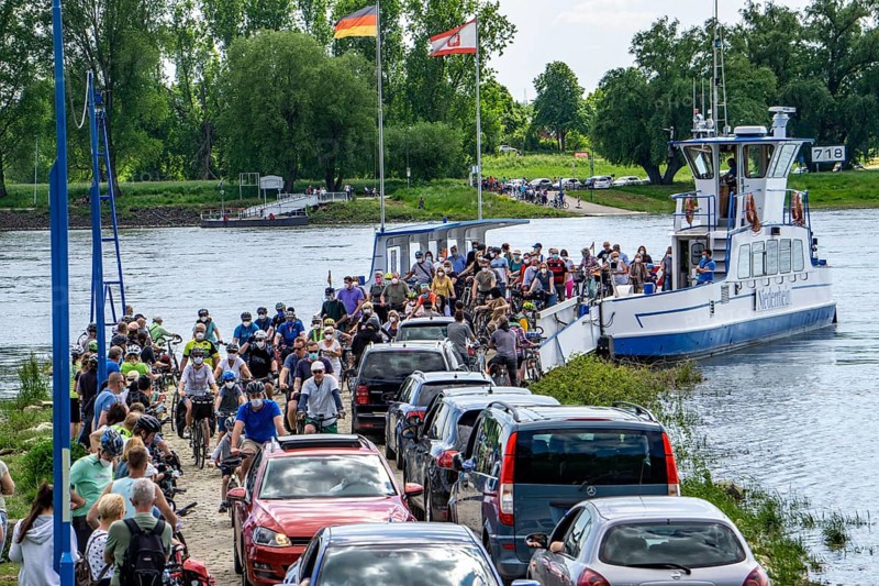Rhine ferry Urdenbach-Zons, on the Urdenbachen Kämpe, Lower Rhine cultural landscape, Düsseldorf, North Rhine-Westphalia, Germany, Europe