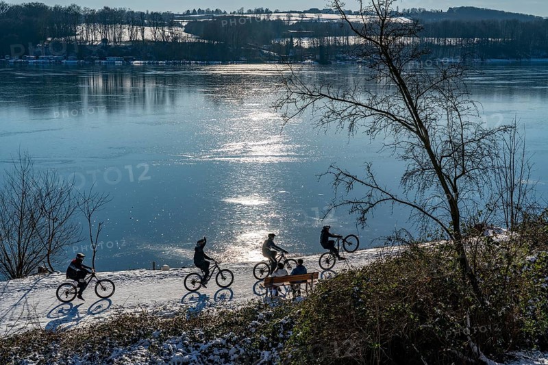 Winter in the Ruhr area, Lake Baldeney, snow-covered, partly frozen lake, walkers on the lakeside path, west bank, Essen, North Rhine-Westphalia, Germany, Europe