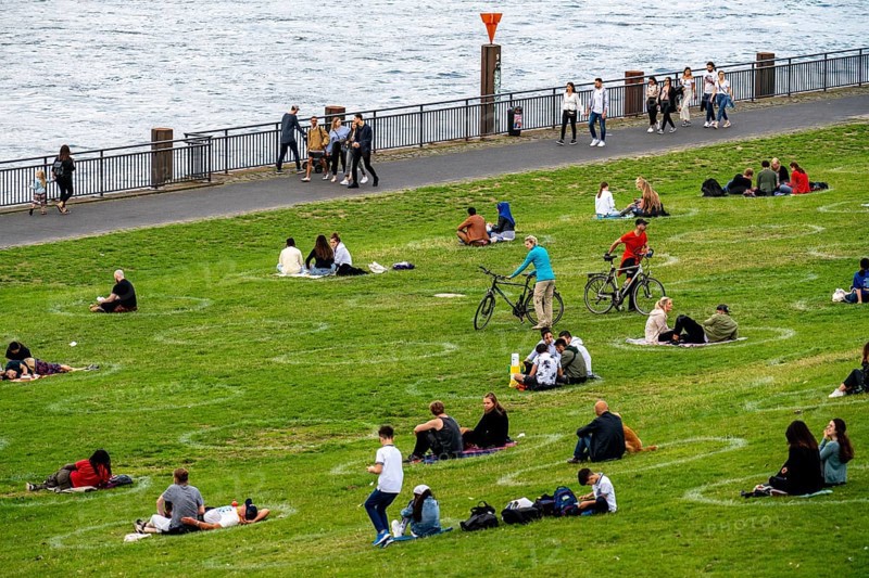 Düsseldorf on the Rhine during the corona crisis, corona circles, to comply with the distance rules, the contact bans, keeping distance is mostly observed, despite many walkers, effects of the corona crisis in Germany