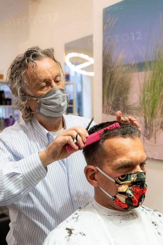 Hairdressing salon in Essen-Rüttenscheid, first customer after 6 weeks, shop closed due to Corona, hairdresser and customer with mouth-nose protection, breathing mask, distance regulation, Essen, North Rhine-Westphalia, Germany, Europe