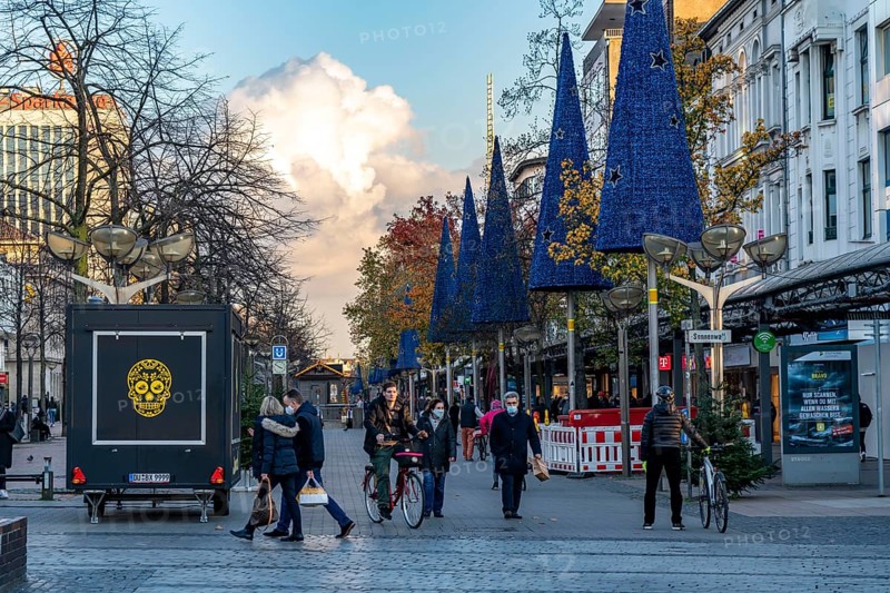 The city centre of Duisburg, shopping street Königstraße, on the day of the opening of the Christmas light decoration, usually also of the Christmas market, which remained closed due to the 2nd Corona crisis lockdown, empty shopping streets, masks compulsory in the city centre, Duisburg, North Rhine-Westphalia, Germany, Europe