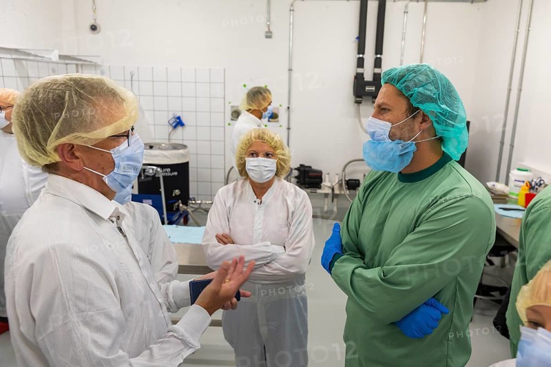 DEU/Saxony/Ebersbach The Saxon cannabis producer Demecan is now the first German company to be authorised to cultivate medicinal cannabis indefinitely under the new Cannabis Act. The company had been authorised to produce since 2019, albeit subject to conditions such as a maximum production quantity or regulated distribution. These conditions will now no longer apply, which will improve the supply situation for medicinal cannabis. The Federal Government Commissioner for Addiction and Drug Issues Burkhard Blienert and Health Minister Petra Köpping took a tour of the production facility to find out more about the production of medicinal cannabis., Federal Drug Commissioner Burghard Blienert and Health Minister Petra Köpping visit Saxon cannabis producer Demecan, Ebersbach, Saxony, Germany, Europe