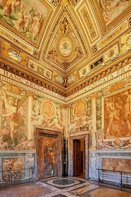 Ceiling painting and golden wall decorations in the Sala Paolina, Pope's chamber, Castel Sant Angelo, Castel Sant'Angelo, Museum, Rome, Lazio, Italy, Europe