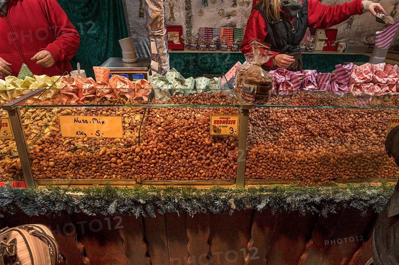 Stall with roasted almonds at the Christkindlesmarkt, Nuremberg, Middle Franconia, Bavaria, Germany, Europe