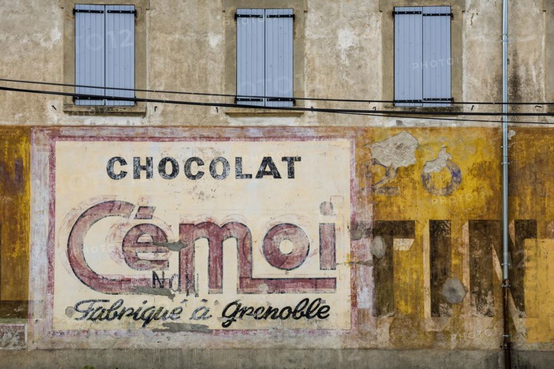 Painted house wall, weaving for chocolate, Sisteron, Provence, Provence-Alpes-Côte d'Azur region, South of France, France, Europe