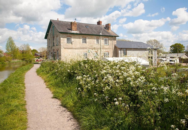 The Barge Inn on the Kennet and Avon canal, Honey Street, Alton Barnes, Vale of Pewsey, Wiltshire, England, United Kingdom, Europe