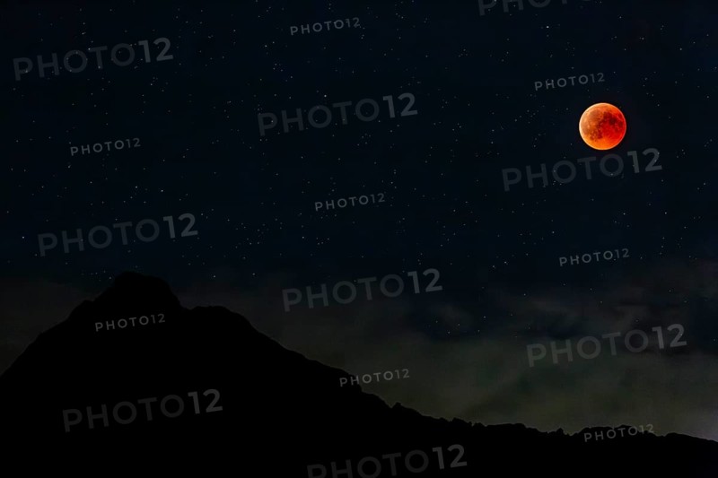 Complete lunar eclipse in front of mountains at night, full moon, Karwendel Mountains, Bavaria, Germany, Europe