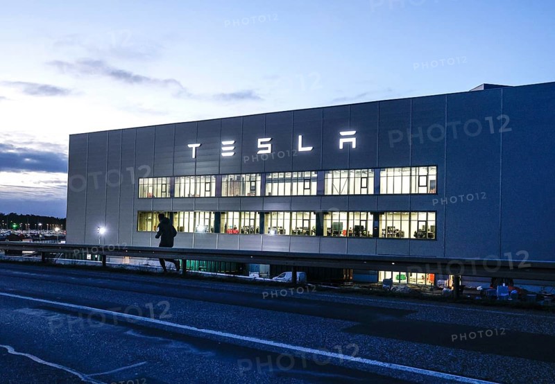 A jogger runs along the battery factory of the Tesla plant, Grünheide, 13 01 2023