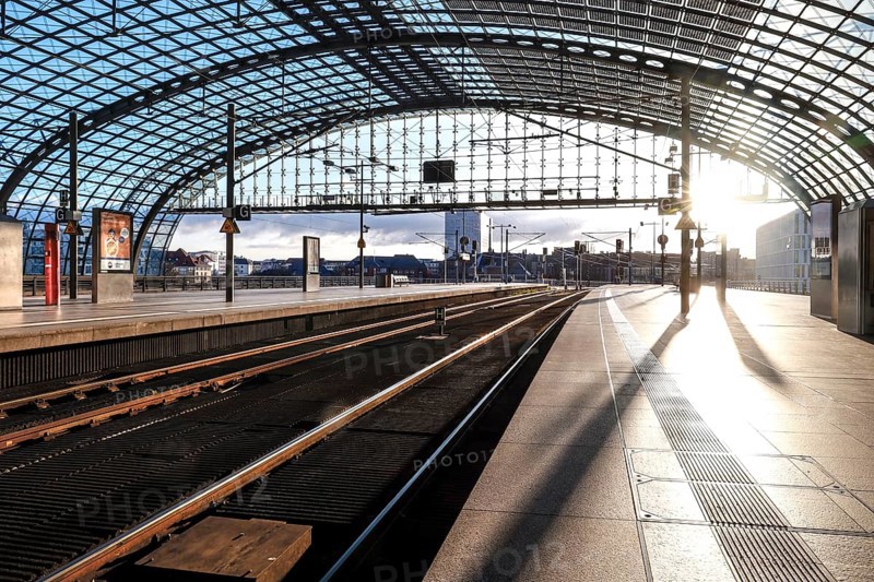 No train services and no passengers at Berlin Central Station. The trade union Verdi and the railway and transport union (EVG) are striking for 24 hours in Germany. Deutsche Bahn has suspended train services, Berlin, 27.03.2023