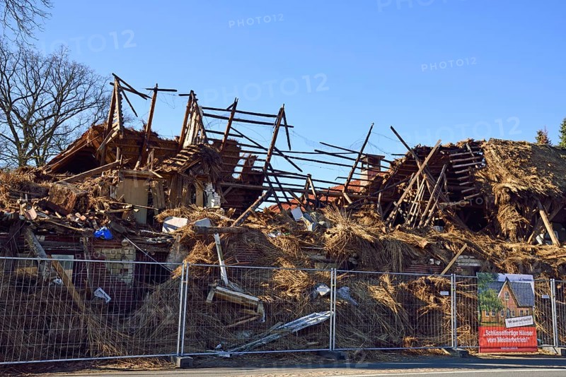Europe, Germany, Lower Saxony, Stade district, Hamburg metropolitan region, fire ruins, thatched roof, collapsed roof, Hamburg, Hamburg, Federal Republic of Germany, Europe