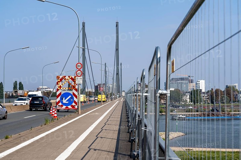 The Theodor-Heuss-Bridge, Rhine crossing, cable-stayed bridge, first road bridge of the so-called Düsseldorf bridge family, is dilapidated, concrete damage, closed to vehicles over 30 tonnes total weight, planning of a new replacement has started, Düsseldorf, North Rhine-Westphalia, Germany, Europe