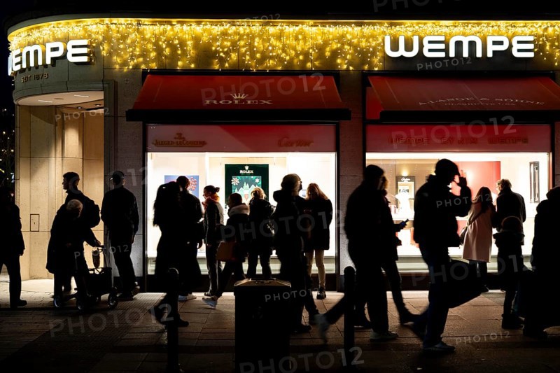 Christmas shopping on Königsallee, Kö, Christmas lights, luxury shops, in the city centre of Düsseldorf, North Rhine-Westphalia, Germany, jeweller, Wempe, Europe