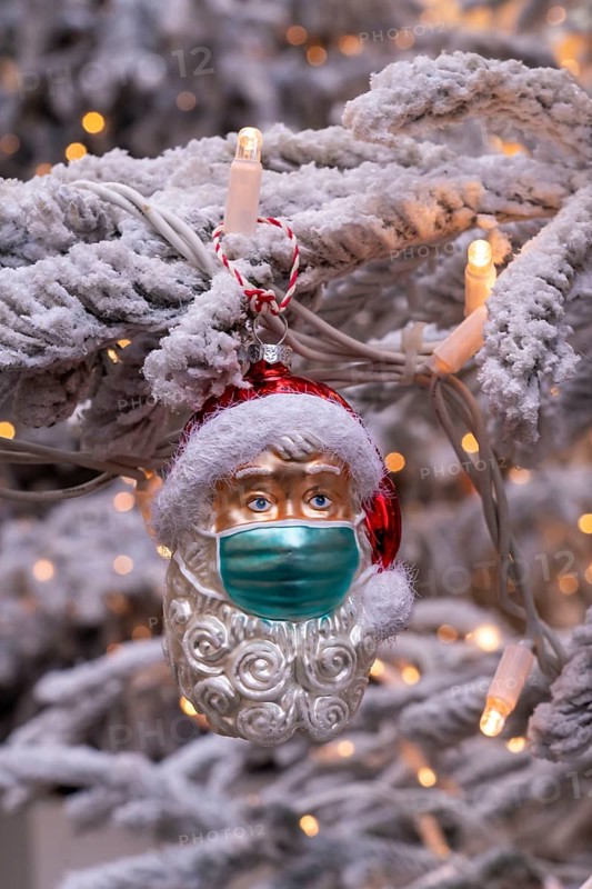 Symbolic image of Christmas in the Corona crisis, Father Christmas figure, Christmas tree decoration, with mouth and nose mask, everyday mask
