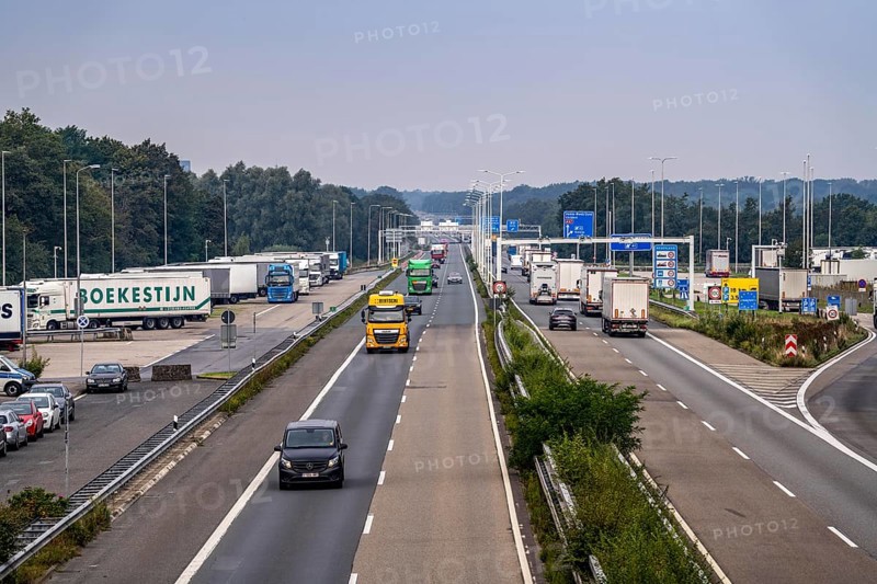 The border crossing Straelen, between Germany and the Netherlands, motorway A40 and A67 in NL, view towards NL, first day of increased border controls against irregular migration, traffic runs normally as usual, North Rhine-Westphalia, Germany, Europe