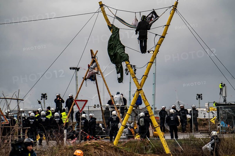 Beginning of the eviction of the Lützerath hamlet, camp of climate activists and squatters, at the Garzweiler 2 opencast lignite mine, by the police, Erkelenz, North Rhine-Westphalia, Germany, Europe