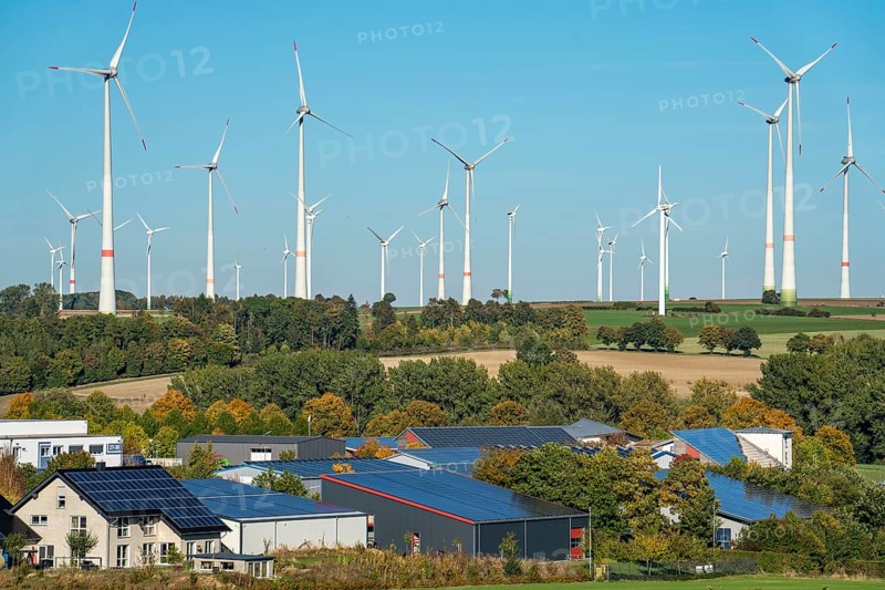 Wind farm above the village of Lichtenau, self-proclaimed energy town, houses with photovoltaic systems on the roofs, Paderborn district, OWL, A North Rhine-Westphalia, Germany, Europe