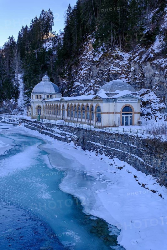 Büvetta Tarasp drinking hall on the Inn or En, Nairs near Scuol in winter, with ice floes, Engadin, Graubünden, Switzerland, Europe