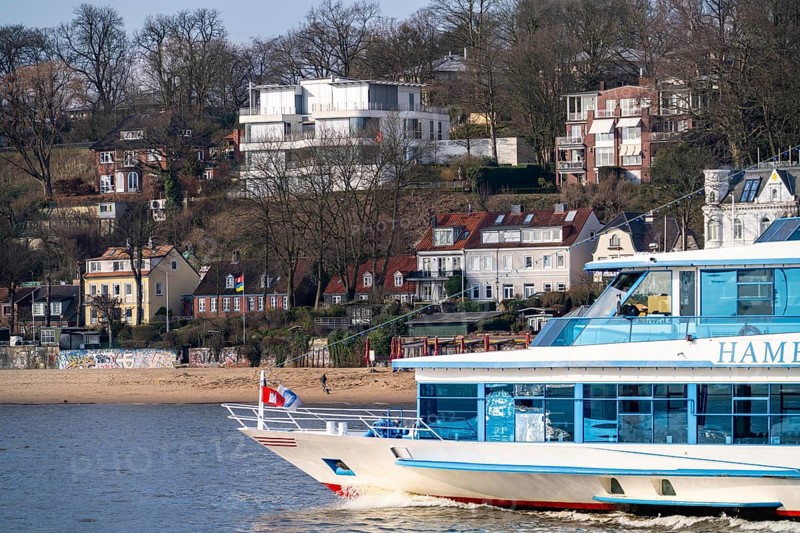 The Övelgönne district of Othmarschen, on the Elbe, Elbe beach, houses below the Elbchaussee, tour boat, Hamburg, Germany, Europe