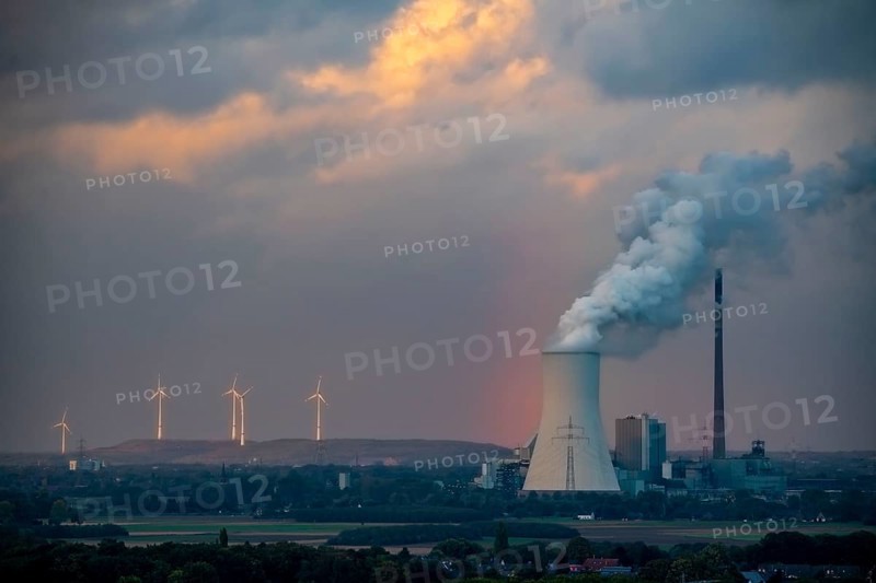 Cooling tower of the Duisburg-Walsum coal-fired power plant, operated by STEAG and EVN AG, 181 metres high, power plant unit 10, water vapour cloud, wind farm on the Lohberg slagheap, Dinslaken, Duisburg, North Rhine-Westphalia, Germany, Europe