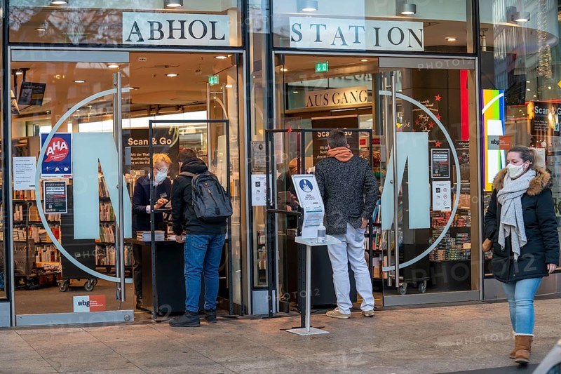 First day of the Christmas lockdown in the Corona crisis, Mayersche Buchhandlung offers online orders and on-site collection, Click and Collect, Neumarkt Galerie am Neumarkt in Cologne, North Rhine-Westphalia, Germany, Europe