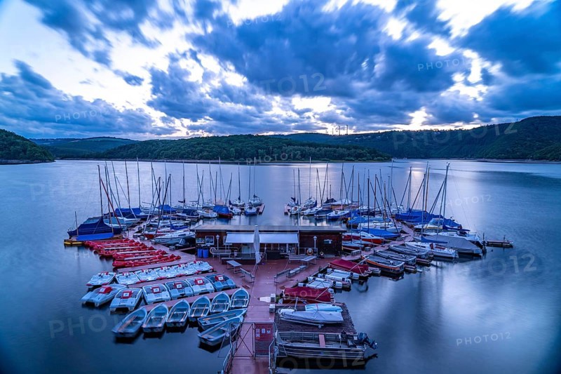 Lake Rursee, reservoir in the Eifel National Park, north-east bank near Heimbach, near the Rur dam Schwammenauel, sailing boats on the floating jetty, North Rhine-Westphalia, Germany, Europe