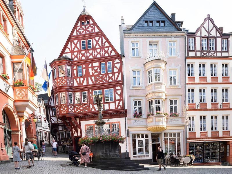 The historic Bernkastel market square with St Michael's Fountain, Bernkastel-Kues, Moselle, Rhineland-Palatinate, Germany, Europe
