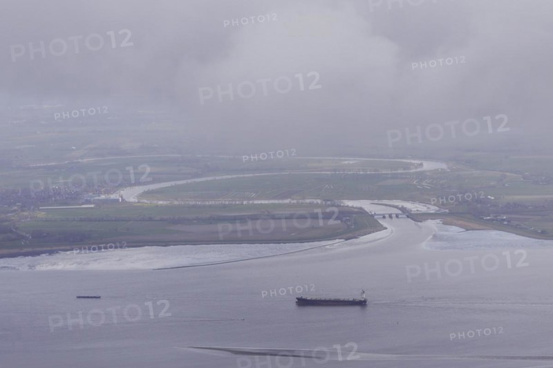A cargo ship on the Elbe, photographed near Wischhafen, 25/03/2024