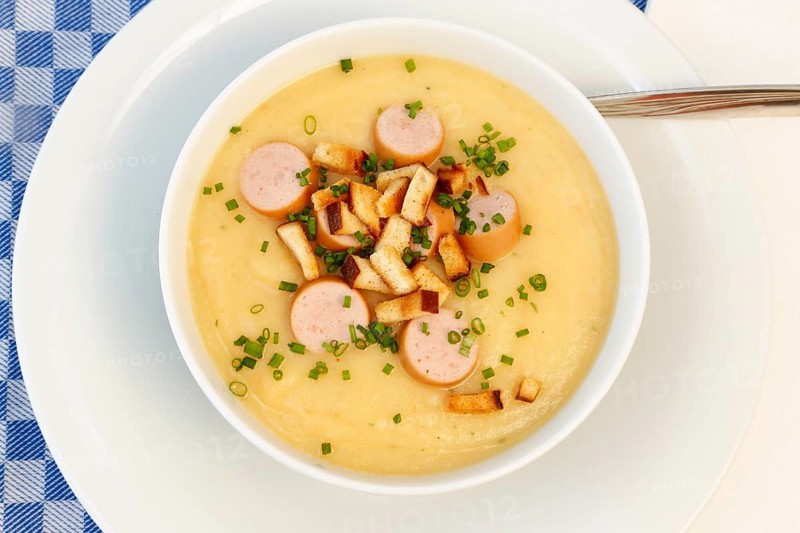 Swabian cuisine, potato soup with string sausages and pretzel croutons, hearty, savoury, typical Swabian, home cooking, traditional cuisine, chives, soup bowl, food photography, studio, Germany, Europe